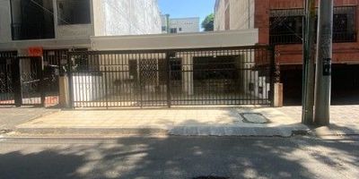 MAYAPAN casa Externa, Consta de una sola planta. Con Cimientos para Construir 2 pisos más. Garaje para un carro con puerta eléctrica, antejardín, donde puede estacionarse otro carro. Sala comedor, cocina integral abierta, patio Ornamental, patio de ropas, 3 alcobas, principal con baño, y vestier en total son 3 baños. Pisos en Porcelanato, excelente ubicación, precio $650.000.000