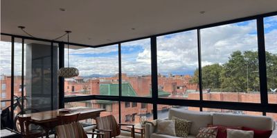 area 90mts, piso alto exterior, una habitacion, dos baños completos, sala comedor, cocina abierta, estudio, zona de lavanderia, dos parqueaderos, deposito, caldera, canon incluida la administracion, apts c-dos, opcion amoblado 
