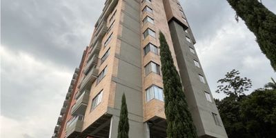 Si te gusta la tranquilidad y vivir rodeado de naturaleza, este APARTAMENTO PARA ALQUILAR EN ENVIGADO, SECTOR LAS ANTILLAS, es para ti.  Con un área de 63.54 m2, este apartamento cuenta con una excelente distribución de espacios: 3 alcobas, cada una con closet y la principal con baño, baño social y de alcobas con ducha, sala-comedor con balcón, cocina integral y zona de ropas. Además cuenta con parqueadero privado y un amplio cuarto útil. 

Este inmueble se encuentra en una unidad residencial con vigilancia 24*7, piscina de adultos y  iños, turco, zona de juegos infantiles y sendero peatonal. 

Importante tener vehículo propio (carro o moto) pues el transporte público no llega hasta la unidad.

No te pierdas la oportunidad de conocer este apartamento, que puede convertirse en tu próximo hogar. Llama y agenda tu cita. 
