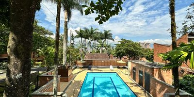 Casa en venta en Envigado, Loma del Escobero. Cerca al Mall Guadalcanal, fácil acceso. La urbanización cuenta con portería 24/7, piscina,  juegos infantiles y amplias zonas verdes. Con 3 habitaciones, 4 baños, cocina integral, zona de ropas y sala-comedor. Además, cuenta con parqueadero privado. ¡Agenda tu visita hoy mismo y encuentra tu nuevo hogar! Descubre más propiedades en: www.rentamospropiedadraiz.com Código:776633