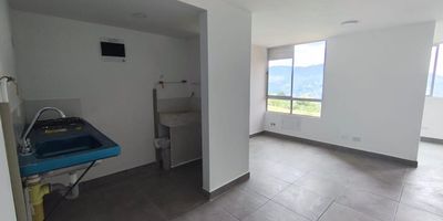 Arriendo apartamento en San Antonio de Prado cerca a la UVA el Paraíso de san Antonio de Prado con un area de 50m², cuenta con tres alcobas con closet, dos baños cabinados en total, salón comedor, cocina integral, zona de ropas, red de gas, calentador a paso. La unidad ofrece zonas comunes como, salón social, juegos infantiles, zona mascotas, portería 24 Horas, buen Transporte público, piso 2 sin ascensor, administración incluida.