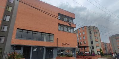 Apartamento de 60 m² en arriendo ubicado en la Carrera 96 #85 Sur – 25, Torre 20 Apto 502, Conjunto Manzano, en Bosa Parques de Bogotá. Cuenta con 3 habitaciones, 1 baño, sala comedor, cocina convencional y área de lavadero. El conjunto ofrece salón comunal, zona BBQ, parque infantil y bicicletero. Parqueadero asignado y espacio para visitantes. Estrato 2. Cerca al Centro Comercial El Recreo y con fácil acceso a rutas del SITP y vías principales como la Avenida Bosa y la Autopista Sur.