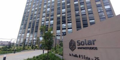 Se arrienda moderno apartaestudio nuevo y remodelado en el barrio Chía, estrato 3, con un área de 40 metros cuadrados. El inmueble cuenta con una alcoba equipada con persiana y blackout, 2 clósets, sala-comedor en un nivel, estudio, cocina integral con estufa eléctrica, baño, calentador eléctrico, zona de ropas, y pisos en madera. Incluye garaje. El edificio ofrece ascensor, vigilancia, gimnasio, zona de niños, parqueadero para visitantes y vista panorámica. Excelente ubicación con vías de acceso por Avenida Pradilla. Para más información comuníquese con el ejecutivo comercial juan genoy al celular o whatsapp 3187355591, al correo juan.genoyinmobiliariasaliadas.com