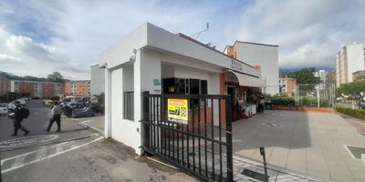 ARRIENDO APARTAMENTO CONJUNTO MIRAFLORES EN PIEDECUESTA, 2 alcobas con closet, alcoba principal con baño, baño auxiliar, sala comedor, cocina integral, zona de ropas, pisos en ceramica, parqueadero para carro comunal, vigilancia las 24 horas, cancha deportiva, gym, FACIL TRAMITE, CONTACTA TU CITA