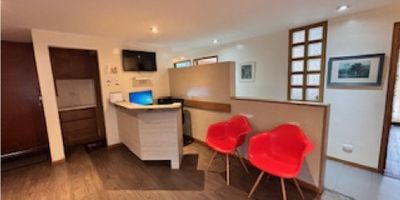 Son dos oficinas unidas en una sola, area 41.93 M2 area 49.34 M2, Total 91.27 M2, piso dos interior, dos baños, recepción, sala de espera para pacientes, dos parqueaderos independientes, depósito, tanque de agua, vigilancia 24 Horas, parqueaderos públicos en la zona. apts c-dos 
