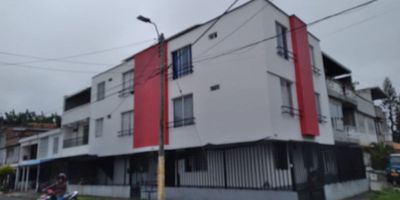 INF: FLOR JIMENEZ Edificio que consta son 11 apartamentos, son 2 de dos alcobas con patio de ropas, 6 de una alcoba, y 3 apartamentos loft, todos con barra para la cocina abierta, zona compartida de terraza, y zona de aseo, tiene cada una su matrícula independiente. 7 años de construido.