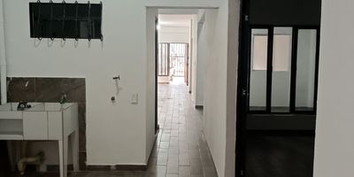 SANTS MONICA POPULAR ARRIENDO CASA, UN PISO,  Con Antejardín, sobre la autopista sur oriental. Área de 100 metros . Consta de sala comedor. Cocina sencilla abierta, garaje con baño o alcoba, patio ornamental, patio de ropas. Dos alcobas una con closet. Baño de alcobas o social. La casa es de uso  comercial o Residencial . Si es para vivienda familiar el valor es de  $1'500.000 y si es para colocar negocio, uso comercial el valor es $2'700.000