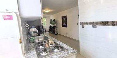 Venta de Apartamento – Unidad Caracolíes, Barrio Primero de Mayo.  Hermoso apartamento totalmente remodelado de 60 m², ubicado en el piso 5 (acceso por escaleras) en la Unidad Residencial Caracolíes. Consta de 3 habitaciones (2 con clóset), baño en la alcoba principal, baño social, y cocina remodelada con excelente distribución. Además, posee parqueadero propio, brindando mayor comodidad y seguridad.
La unidad ofrece amplios senderos ecológicos, ideales para caminar y disfrutar del entorno. Se encuentra rodeada por el Gran Parque del Barrio Primero de Mayo, un espacio perfecto para la recreación y actividades al aire libre. Ideal para vivir en un ambiente tranquilo y familiar.