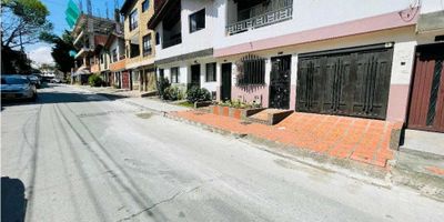 Te presentamos nuestra casa para alquiler ubicada en una zona privilegiada de la ciudad de [ENVIGADO]. Con una amplia área de terreno de 150.0 metros cuadrados y una construcción de 150.0 metros cuadrados, esta propiedad se encuentra en perfecto estado y lista para ser habitada.

Esta casa cuenta con 4 habitaciones, ideales para una familia. Además, cuenta con 2 baños completos, uno de ellos en la habitación principal, para mayor comodidad. Contarás también con un garaje privado PARA CARRO PRÑEQUEÑO que te permitirá tener tu vehículo siempre protegido.

Nuestra casa es ideal para aquellos que tienen mascotas ya que admite su presencia en el inmueble. Además, se trata de una casa adosada, lo que brinda mayor privacidad y tranquilidad para ti y tu familia.

El acceso al agua, uno de los servicios básicos e indispensables, está garantizado en esta propiedad. También cuenta con baño auxiliar, calentador, clósets y una cocina totalmente equipada, lo cual te hará sentir como en casa desde el primer día.

Nuestra casa cuenta con características externas que la hacen aún más atractiva. El acceso para personas con discapacidad está garantizado, así como también se encuentra ubicada en una vía pavimentada y de fácil acceso. Además, podrás encontrar centros comerciales, jardines y colegios cercanos, lo que la hace perfecta para familias. También encontrarás restaurantes y tiendas de barrio cercanos, lo que te permitirá tener todo lo necesario a la mano.

La ubicación de esta casa también es ideal para aquellos que buscan una zona residencial tranquila y segura. Además, podrás disfrutar de zonas deportivas cercanas, ideales para llevar un estilo de vida saludable.

No dejes pasar la oportunidad de vivir en esta casa con todas las comodidades que necesitas. Contáctanos para más información y visita nuestra propiedad. ¡Te esperamos! 