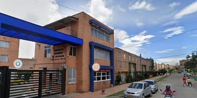 Espectacular casa en arriendo, de 3 pisos con una área de 78 m2, en el barrio Gran Granada ubicada a 2 cuadras de la CL. 80, al respaldo del éxito. Cerca C.C. Unicentro de Occidente y Portal 80 cerca a Transmilenio. Al ingresar encontrará en el PISO 1 sala comedor áreas independientes con cocina abierta semi integral, zona de ropas. PISO 2 2 habitaciones la principal con closet y 1 baño. PISO 3 2 áreas funcionales para habitaciones, y espacio de estudio. Pisos en cerámica, cuenta con instalación para lavadora, Servicios de agua, luz y gas totalmente independientes, con posibilidad de parqueadero comunal o por sorteo. Cualquier información adicional contáctenos al correo electrónico Alejandra.padilla@inmobiliariabogota.com o al teléfono 3167420246. El equipo de Inmobiliaria Bogotá está comprometido a brindar una experiencia de vida excepcional para nuestros clientes desde el momento en que se unen a nuestra comunidad.