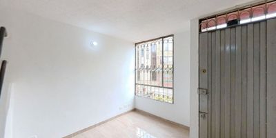 Casa en Venta – Oportunidad con Vista Interior

Casa de 73 m²,  que ofrece tranquilidad y privacidad, con acceso por el hall del conjunto y parqueadero comunal.

Distribución funcional: 3 habitaciones, 2 baños, sala-comedor, cocina integral y zona de lavandería. Cuenta con piso cerámico en todas las áreas, garantizando fácil mantenimiento.

El conjunto ofrece salón comunal, zonas verdes, parque infantil y vigilancia 24/7. Excelente ubicación: cerca de Plaza Imperial, tiendas y supermercados de barrio, colegio Compartir Suba – Sede A y rutas SITP. Acceso por Cra. 136A y Diagonal 151B.


Libre de gravámenes
Aceptamos todos los bancos
Propiedad lista para habitar

Agenda tu visita y asegura esta oportunidad hoy mismo.

H1.
