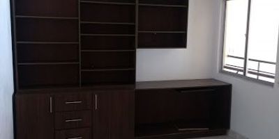 APARTAMENTO PARA LA VENTA EN EL SECTOR DE LA LEONORA, Inmobiliaria Giraldo Castaño te ofrece apartamento en conjunto cerrado con portería , citófono, excelente vista e iluminación, sector seguro y tranquilo, esquinero, cerca a Iglesias, CAI, supermercados, excelente transporte publico, cuenta con 3 habitaciones, 2 baños, cocina integral,gas natural, sala comedor, zona de ropas, pisos en cerámica, calentador a gas, balcón, jardines, parqueadero, salón comunal.