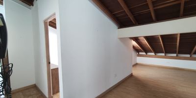 Apartaestudio para arriendo en la Almería, con muy buena ubicación cerca a la 92, la calle 35, al colegio Cristóbal, al Convento de la Madre Laura, tiendas, supermercados, parques y buenas rutas de transporte público. El apartaestudio está ubicado en un piso 3, cuenta con un área de 38 m2 aproximados y consta de 1 alcoba con closet, 1 baño, salón comedor, cocina semi integral con red de gas, calentador, zona de ropas, piso en madera laminada y cerámica. Es libre de servicios como agua, luz y gas. 