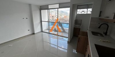 ¡Estrena comodidad y estilo en el corazón de Caldas!En el tranquilo y conveniente barrio Felipe Echavarría, a solo pasos del hospital y con excelentes accesos, te espera este moderno apartaestudio para estrenar, perfecto para quienes buscan un espacio nuevo, cómodo y bien ubicado.Ubicado en un tercer piso, dentro de un edificio moderno que cuenta con ascensor, este apartaestudio combina diseño, funcionalidad y confort en cada rincón.Características principales:
Acogedora habitación independiente con un clóset grande, ideal para organizarlo todo.Baño moderno con elegante cabina de vidrio, perfecto para disfrutar una ducha relajante.Cocina integral equipada y práctica, conectada a una sala comedor amplia con excelente iluminación.Red de gas y calentador instalado, para que disfrutes agua caliente desde el primer día.Cómoda zona de ropas, funcional y bien ventilada.Ubicación en tercer piso con ascensor, lo que hace tu día a día más fácil y accesible.(No incluye parqueadero.)Ubicación estr