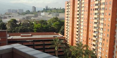 Sala comedor 3 Alcobas 2 Closet Cocina integral con gabinetes " baños cabinados Piso en porcelanato Red de gas Parqueadero privado cubierto Calentador a gas Balcon Zona de ropas Ascensor, Piscina, Gimnasio Salon Social. Citofono