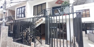 Descubre esta encantadora casa ubicada en una zona residencial tranquila y cercana a colegios y comercios. Con 3 habitaciones, 2 baños y 100 metros cuadrados, ofrece un ambiente acogedor y funcional. La cocina integral y zona de ropas brindan comodidad, mientras que el piso en cerámica y closet en cada habitación añaden un toque de elegancia. Con acceso pavimentado y transporte público cercano, esta propiedad en obra blanca es ideal para quienes buscan un hogar bien ubicado y listo para habitar. ¡Imagina tu vida en este espacio lleno de posibilidades!