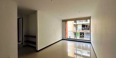 Arriendo apartamento en Barrio Horizonte Norte; Hermoso apartamento en conjunto cerrado, consta de 3 alcobas, principal con baño, área para estudio, un baño social, cocina integral, sala, comedor y balcón, excelente iluminación, parqueadero cubierto y depósito.  El conjunto cuenta con dos (2) salones sociales, dos (2) bbq, dos (2) parques internos, gimnasio, parqueaderos visitantes, gran ubicación cerca a Colegios y Universidades. 