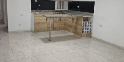 comodo apartamento en primer piso para estrenar con calentador a fas natural , comodas habitaciones dos de ellas con closet, cocina integral, zona lavanderia, alcoba principal con baño privado, garaje solo para moto, pisos en ceramica 