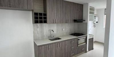 Apartamento en renta – Calasanz, Medellín Área: 80 m² aproximadamente Características: 3 habitaciones con clóset 2 baños Cocina integral Red de gas y calentador Zona de ropas Piso en cerámica Balcón y ventanal Unidad cerrada con parqueadero y zonas comunes. Ubicado en un sector tranquilo, residencial y de fácil acceso en Calasanz.