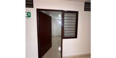 Se alquilan excelente oficina pequeña o bodega  en el barrio Tequendama, con ubicación en el corazón de la zona médica de Cali.

En segundo piso con dotación de recepción, sala de espera, cocina /comedor para que tus empleados se sientan cómodos.  El valor del alquiler incluye  servicios incluidos. 

Tercer piso independiente con 3 oficinas y un baño. Posibilidad de alquiler de oficinas independientes o el piso completo.

No te pierdas la oportunidad de  que tu consultorio/oficina esté en el corazón de la zona médica de Cali.

 

 

 
