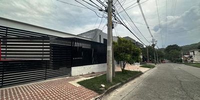 EXCELENTE CASA CON ANTEJARDIN, GARAJE CUBIERTO PARA 1 CARRO, SALA COMEDOR, BAÑO SOCIAL, SALA DE TELEVISION, ZONA DE OFICIOS CON CALENTADOR, COCINA REMODELADA, ALCOBA PRINCIPAL CON BAÑO AMPLIO Y VESTIER, HALL DE ALCOBAS, 3 ALCOBAS CON CLOSET CADA UNA, FACILIDAD DE TRANSPORTE, COMERCIO, PARQUES, EXCELENTE UBICACION, AREA 400 M2, CANON DE ARRENDAMIENTO $ 3.500.000 3150001940 - 6024056884, www.clinmobiliaria.com