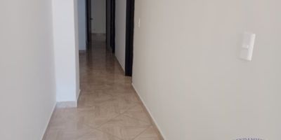 Apartamento  de 75 m2 en segundo piso, 3 alcobas, 2 baños cabinados, 3 clósets, sala comedor, cocina integral, barra americana, red de gas, calentador, citófono y piso en cerámica.
Si deseas más información puedes escribir al WhatsApp 3113933203