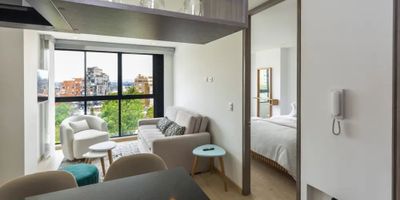 Para mayor información escribanos vía WhatsApp y uno de nuestros agentes inmobiliarios te atenderá. Descubre la comodidad y el encanto de este nuevo apartamento en Chapinero Alto! Ubicado a solo dos cuadras del Hospital Militar y de la carrera séptima, este apartamento amoblado es perfecto para solteros o parejas que buscan una vida vibrante en Bogotá.
Desde su excelente iluminación natural hasta su vista panorámica, este apartamento tiene todo lo que necesitas.
Además de su cocina equipada con barra estilo americano y zona de lavandería, disfrutarás de hermosos atardeceres desde tu hogar.
La ubicación privilegiada de este apartamento te permitirá acceder fácilmente a colegios, universidades, transporte público y zonas urbanas.
No dejes pasar esta oportunidad de estrenar un hermoso apartamento en Chapinero Alto.

