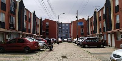 Casa en venta de tres pisos ubicada en la localidad de Engativá, barrio El Mortiño  Villas de Granada con un área construida total de 126mts2, 3.5 mts frente x 12mts fondo, estrato 3. Cuenta con excelente iluminación, primer piso con aparta estudió independiente generando renta mensual, cuenta con 4 habitaciones 3 baños, 2 cocinas y parqueadero comunal asignado acabados modernos y vigilancia privada 247, Excelente oportunidad de inversión. Cualquier información adicional contáctenos al correo electrónico andres.camelo@inmobiliariabogota.com o al teléfono 316 5274764. El equipo de Inmobiliaria Bogotá está comprometido a brindar una experiencia de vida excepcional para nuestros clientes desde el momento en que se unen a nuestra comunidad.