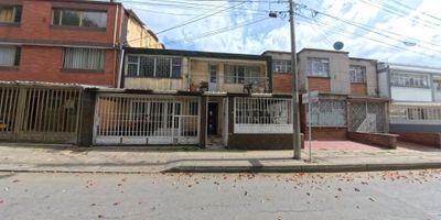Casa ubicada en el tradicional barrio San Miguel, a pocos metros de la Carrera 30 y la Calle 68, diagonal al parque del sector y con excelente conexión hacia el Hospital Universitario San José y Mederi. Con area de 9 de frento por 22,17 de fondo. Consta de antejardín, garaje, sala comedor, baño auxiliar, cocina sencilla, cuarto y baño de servicio, patio descubierto y azotea; en el segundo nivel cuenta con cuatro alcobas y dos baños. La construcción es antigua y requiere una remodelación completa o puede aprovecharse para un nuevo proyecto de vivienda o apartamentos. Inmueble en proceso sucesoral, con documentación en trámite para su futura venta y cesión de derechos, ideal para inversionistas que deseen desarrollar en una zona de alta valorización.
