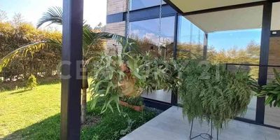 Se arrienda espectacular casa de lujo en Las Palmas, ubicada en una zona campestre, exclusiva y con altos estándares de seguridad. Esta propiedad ofrece un ambiente tranquilo y natural, ideal para quienes buscan confort, privacidad y una excelente ubicación. Está cerca de reconocidos hoteles, hospitales, universidades, colegios y supermercados, con fácil acceso tanto a Medellín como al aeropuerto internacional José María Córdoba. Importante queda antes del peaje y cerca del Mall Indiana.
La casa cuenta con tres habitaciones. Dos de ellas disponen de baño privado y amplios clósets, mientras que la habitación principal incluye un vestier, baño privado y un relajante turco. Además, la propiedad cuenta con una habitación de servicio con baño independiente y un baño social para visitas. La cocina es abierta, moderna, con acabados de alta gama, y se integra perfectamente con las zonas sociales, creando un espacio amplio y acogedor.
El inmueble también ofrece una amplia zona de ropas independiente, cuarto útil para almacenamiento, y una zona verde generosa, perfecta para disfrutar del entorno natural. Tiene capacidad de parqueo para ocho vehículos, ideal para familias grandes o quienes reciben visitas con frecuencia. La propiedad dispone de portón eléctrico con control remoto y vigilancia 24 horas, garantizando tranquilidad y seguridad en todo momento.
Esta es una opción ideal para quienes valoran el lujo, la comodidad y la conexión con la naturaleza, sin alejarse de los principales servicios urbanos. La casa está disponible para renta inmediata.  El cobro del alquiler incluye administracion, agua y jardinería.