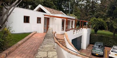 Ubicada en uno de los sectores más tranquilos y exclusivos del norte de Bogotá, esta propiedad ofrece un entorno rodeado de naturaleza, senderos y zonas verdes que hacen de cada día una experiencia agradable y acogedora. Con espacios amplios, llenos de luz y una distribución funcional, esta casa está pensada para familias que valoran la comodidad, la privacidad y el bienestar. Características destacadas: 3 habitaciones amplias, iluminadas y con excelente ventilación, Estudio independiente, ideal para home office o sala de TV, Sala con vista verde, perfecta para disfrutar de momentos en familia, Comedor independiente, con espacio generoso