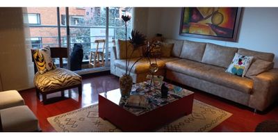  CODIGO.965FR0050: Este extraordinario apartamento en una de las mejores zonas de Bogotá  con un área de terreno de 152.48 M2, cuenta con tres habitaciones con closets, sala, comedor, cocina integral tipo americano , tres  baños , estudio y dos garajes.

Sus características internas lo hacen ideal para los amantes de los animales, ya que admite mascotas. Además, cuenta con calentador, citófono, gas domiciliario y dispone de una práctica zona de lavandería.

Es un lugar ideal para quienes buscan un hogar dentro de una comunidad segura, ya que las características externas cuentan con acceso pavimentado, área social, ascensor, zona urbana, gimnasio, parques cercanos, recepción, salón comunal, zona  de  BBQ, transporte público cercano, urbanización cerrada, vigilancia y zona residencial.

Sin duda, es una excelente opción para quienes estén buscando un hogar cálido, seguro y moderno a un buen precio.  
