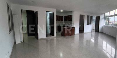 Tu nuevo hogar te espera en uno de los mejores sectores de Envigado.
Este apartamento de 100 m² combina comodidad, amplitud y luz natural gracias a sus ventanales. Disfruta de 3 habitaciones con closet, una cocina integral acogedora, área de lavado independiente y un práctico cuarto de bodega.
A solo pasos del Colegio La Salle y la Universidad de Ingenieros, encontrarás un entorno seguro, familiar y con todo a la mano.
Un espacio perfecto para comenzar una nueva etapa.