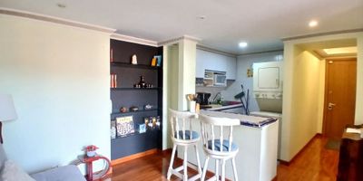 Apartamento de una habitación amoblado, ubicado en zona exclusiva de la ciudad. Exterior, con habitación independiente con closet y baño, sala comedor con balcón, cocina integral, zona de lavandería, un parqueadero y un deposito. PRECIO INCLUYE ADMINISTRACIÓN. Cod: 5251