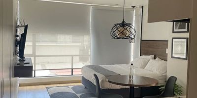 ARRIENDO APARTAESTUDIO SIN AMOBLAR MONOAMBIENTE, consta de 32m2 con cama doble, comedor de dos puestos, toda la lnea blanca disponible (nevera, lavadora), menaje y demas.. Tiene balcón, zona lavandería, baño, cocina, súper iluminado. Da hacia la calle 103. Con Parqueadero y depósito independiente, con excelente ubicacion justo al lado del ascensor. Cod: 5254