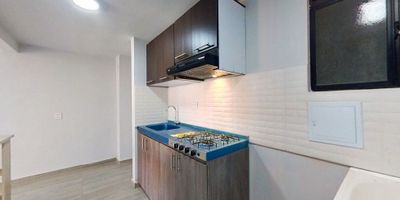 Este apartamento en venta de 57 metros cuadrados ofrece un ambiente acogedor con vista interior, ubicado en un cuarto piso (Torre 4 Apto 407) con acceso por escaleras. Cuenta con tres habitaciones, dos baños, sala comedor, cocina integral y zona de lavandería, con piso cerámico en todas sus áreas. El conjunto residencial brinda zonas verdes, área infantil, salón comunal, zona BBQ y vigilancia privada las 24 horas. Su ubicación es estratégica, cerca del centro comercial San Sebastián, supermercados como D1 y Surtimax, instituciones educativas como el Colegio Técnico Santo Tomás y San Juan Bautista de la Salle, así como del Politécnico Grancolombiano. Las vías de acceso principales son la Carrera 23A y la Carrera 1. NID 48552349711 

