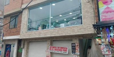 Se arrienda amplio local comercial de 70 m², ubicado en primer piso, totalmente remodelado y listo para adaptarse a cualquier tipo de negocio. El espacio cuenta con iluminación de luz blanca, pisos en porcelanato y una distribución abierta que facilita su adecuación según las necesidades del cliente.

Su ubicación estratégica en una zona de alto flujo peatonal y vehicular lo convierte en el lugar ideal para comercio, servicios, oficinas o emprendimientos que busquen visibilidad y fácil acceso.

Características principales:

Área: 70 m²

Primer piso

Totalmente remodelado

Pisos en porcelanato

Luz blanca

Espacio versátil para múltiples usos

Excelente entorno comercial

¡No pierdas la oportunidad de ubicar tu negocio en uno de los sectores más dinámicos de Engativá! contactanos somos Acuerdo Virtual Inmobiliario.