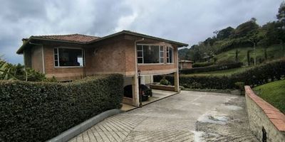 Se vende casa campestre en el sector Loma del Escobero, kilómetro 8
Detalles del lote y construcción:
Lote: 2.100 m².
Área construida: 500 m².
Ubicada en una exclusiva parcelación cerrada con circuito de seguridad satelital. Solo 8 lotes en total, de los cuales 5 ya están construidos.
Características de la casa:
Habitación principal de 75 m², con Vestier, baño privado, chimenea y una espectacular vista panorámica hacia las montañas.
2 habitaciones auxiliares, cada una con baño privado y Vestier.
2 habitaciones independientes con baño compartido.
Habitación de servicio.
Amplia sala y comedor.
Hermosa cocina integral con acabados de lujo.
Zona de lavado independiente.
Terraza de 60 m² con vistas impresionantes.
Kiosco independiente, ideal para disfrutar momentos en familia.
Espacios adicionales:
Hermosas zonas verdes con árboles frutales.
Posibilidad de construir otra casa de hasta 500 m².
Una propiedad que combina exclusividad, comodidad y naturaleza, ideal para quienes buscan un estilo de vida tranquilo y privado. ¡Contáctanos para más información o agendar una visita!


