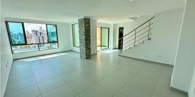 Abre las ventanas y deja que Barranquilla te sorprenda desde las alturas, mientras disfrutas de cada amanecer desde tu terraza privada. Este Penthouse dúplex de 120 m², en el piso 11, ofrece espacios amplios, luz natural y comodidad, en Nuevo Horizonte, una de las zonas más conectadas y exclusivas de la ciudad, cerca de centros comerciales, bancos y sitios emblemáticos como el Punto Múltiple del Sabor.

En el primer nivel, la sala y comedor integrados se conectan con un balcón panorámico, mientras la cocina moderna y la habitación de servicio brindan funcionalidad y confort.

El segundo nivel cuenta con tres habitaciones y un estudio, destacando la principal con walking closet y terraza privada, un espacio perfecto para meditar, practicar yoga o disfrutar del skyline en total privacidad.

Incluye dos parqueos paralelos y depósito, pensado para tu comodidad y organización. El conjunto ofrece piscina, zonas verdes y área infantil, combinando bienestar, diversión y tranquilidad.

✨ No dejes pasar esta oportunidad: un Penthouse así no vuelve a aparecer. Agenda tu visita hoy y empieza a vivir la experiencia de la altura, la comodidad y el estilo que mereces.!!