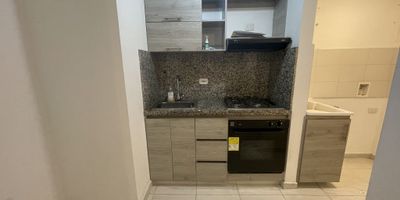 CÓDIGO INTERNO: 27634 - CANON INCLUYE ADMINISTRACIÓN. APARTAMENTO CONSTA DE 2 ALCOBAS, 2 BAÑOS INCLUYENDO BAÑO SOCIAL, COCINA INTEGRAL TIPO AMERICANA, ESTUFA A GAS, SALA COMEDOR, ESTUDIO, DEPÓSITO, DIVISIÓNES, CITÓFONO, PISO EN CERÁMICA Y CIELO RASO DRYWALL. EL CONJUNTO CUENTA CON PARQUEO PARA VISITANTES, GIMNASIO,SALÓN DE REUNIONES, ZONA BBQ, CANCHA DE FÚTBOL, GARAJE CUBIERTO, ASCENSOR Y PISCINA. UBICADO CERCA A PARQUES CERCAS, SUPERMERCADOS Y TRANSPORTE PÚBLICOS.