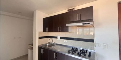 Descubre este acogedor apartaestudio en Medellín, ideal para quienes buscan comodidad, buena ubicación y un estilo de vida práctico. Con 40 m², este espacio bien distribuido cuenta con una habitación amplia con clóset, un baño completo y una cocina integral perfecta para el día a día. El ambiente se ilumina naturalmente gracias a un amplio ventanal, que brinda frescura y sensación de amplitud.

Ubicado en el segundo piso, con piso en cerámica, red de gas instalada y acceso a parqueaderos comunes para carros y motos. El edificio ofrece portería, brindando seguridad y tranquilidad.

Situado en estrato 3, goza de excelente conectividad y cercanía a la Iglesia de Emaús, un punto de referencia ideal dentro de la zona. Este apartaestudio es perfecto para quienes desean vivir en un lugar funcional, bien ubicado y con todas las comodidades esenciales. ¡Una oportunidad que no querrás dejar pasar!
R16879

 
