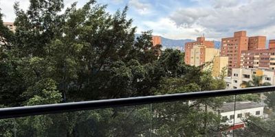 ️ ¡Los Colores, Medellín! El barrio donde vivir se siente como estrenar estilo todos los días.

Si buscas un lugar que combine comodidad, frescura y excelente ubicación, los apartamentos de Los Colores son ese match perfecto que estabas esperando.

 Apartamentos modernos con espacios funcionales y llenos de luz natural.
 Zonas verdes por todas partes, ideales para caminar, entrenar o desconectarse.
 A pasos del Éxito, universidades, comercios y todo lo que necesitas a la mano.
 Movilidad imbatible gracias a sus vías principales y acceso rápido al transporte público.
 Ambiente seguro y residencial, perfecto para familias, profesionales y quienes buscan tranquilidad sin alejarse de la ciudad.
 Alta valorización, una excelente oportunidad para vivir o invertir.

Si estás pensando en dar tu próximo gran paso… Los Colores es la señal que estabas esperando.
#LosColores #Medellín #ApartamentosEnVenta #VivirEnMedellín #RealEstateColombia