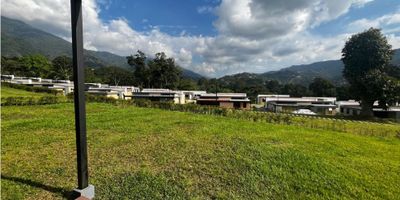 Se arrienda casa Salma Condominio Silvestre, consta de 4 habiitaciones, 2 con baño privado, baño auxiliar y baño social, sala comedor , zona de ropa, cocina integral abierta, jardin.
