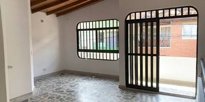 Esta amplia y cómoda casa en segundo piso está ubicada en el tranquilo sector de Belén La Gloria, a pocos pasos de la Avenida 80 y de las principales zonas de interés del barrio. Con 150 m2, ofrece espacios generosos. Cuenta con cuatro habitaciones muy amplias, cada una con su respectivo clóset, dos baños completos, sala comedor con acceso a un balcón, cocina semiabierta, zona de ropas y un patio interno que aporta ventilación e iluminación natural. Su ubicación estratégica facilita el acceso a transporte, comercio y servicios, convirtiéndola en una excelente opción para quienes buscan confort, amplitud y buena conectividad en Belén.