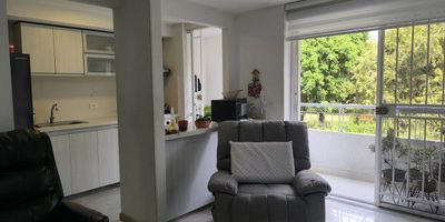 Venta de Apartamento – Conjunto Santa Ana, Valle del Lili
Apartamento en segundo piso con ascensor, con un área construida de 73 m². Cuenta con dos habitaciones con clóset, estudio con opción de tercera habitación, balcón y parqueadero propio en plataforma.
La unidad ofrece gimnasio, piscina y cancha de baloncesto. Ubicado en Valle del Lili, zona de alta valorización y fácil acceso a servicios, comercios y transporte.