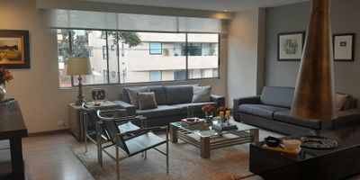 PARA LA VENTA esta belleza de APARTAMENTO - en Chicó Navarra 104 con 18 aprox. -100 % REMODELADO -BUEN GUSTO POR DONDE SE LE MIRE- $1.350. MILLONES- . Cuadra cerrada – Silencioso -167 Mt2 -Piso 3 -Zona social - amplia-Mucha luz – ZONA STUDIO DEFINIDA- ABIERTA- O ESTAR PARA T.V -3 habitación en total-  Las 2 habitaciones auxiliares comparten baño -La habitación principal - cuenta con walk in closet - baño completo -Baño social -Cocina - QUE SE PUEDE CERRAR O ABRIL CON PUERTAS CORREDIZAS PARA INTEGRALA A ZONA SOCIAL  además la cocina cuenta con muchos espacios de almacenamiento -Lavaplatos automático -Zona lavandería -2 parqueaderos en línea -Depósito - Acerca del Ed: -Más de 20 años aprox. de construido - Buen Ed. de ladrillo al exterior - Vigilancia 7x24 - Salón comunal -Ascensor -4 Parqueaderos visitantes -18 apartamentos en total.-Tanque de reserva de agua. -Mis comentarios: Sin duda gran remodelación y muy bonito. Buenos espacios. Vías de acceso y salida todas. 