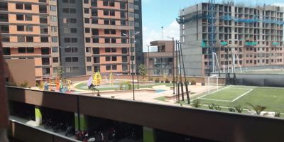 Dirección: Carrera 38 #14-11, Edificio Centrik View.
Apartamento en venta para remodelar, ubicado en el cuarto piso y con vista interior hacia el conjunto. Cuenta con un área de 40 m², distribuidos en dos alcobas con opción de una tercera, dos baños, sala-comedor y cocina abierta. Dispone de parqueadero comunal.

El conjunto está ubicado en un sector residencial de fácil acceso, rodeado de comercios, parques, supermercados, colegios y servicios esenciales. La zona cuenta con buenas conexiones de transporte público y cercanía a vías principales, lo que facilita la movilidad hacia distintos puntos de la ciudad.

Este inmueble es ideal para quienes buscan una opción de inversión o un proyecto de remodelación con potencial de valorización, gracias a su ubicación y distribución funcional. Precio de venta: $265.000.000.