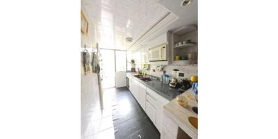 Casa Bifamiliar amplia para remodelar en Barrio Algarra – Zipaquirá

En venta casa de tres pisos con diseño de subniveles, ideal para quienes buscan amplios espacios y la posibilidad de renovar a su gusto.

Características principales:


 
 Área construida: 256 m².
 
 
 Tres alcobas y dos baños.
 
 
 Sala y comedor con buena iluminación.
 
 
 Cocina amplia e independiente.
 
 
 Patio interior.
 
 
 Garaje cubierto.
 
 
 25 años de construcción.
 
 
 Estrato 3.
 


Ubicada en el tradicional barrio Algarra, una zona residencial consolidada de Zipaquirá, con acceso a transporte, colegios y comercio cercano.

Una excelente opción para quienes buscan una propiedad con gran potencial de valorización y espacio suficiente para una remodelación personalizada
