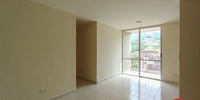 Apartamento en arriendo ubicado en la Mina Envigado unidad cerrada, consta de 3 habitaciones con 4 closet, 2 baños cabinados, sala comedor, cocina integral, zona de ropas, balcón, la unidad cuenta con portería 24 horas, ascensores, parqueaderos comunes, se encuentra en zona campestre, esta cerca al colegio comercial, cerca Iglesia santa maría de Nazareth, Tienda D1, el  Centro de salud Manuel Uribe Ángel, además cuenta con rutas integradas del metro y llegan hasta la portería.