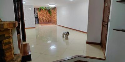 Casa disponible en venta en envigado. sector el trianon. Cuenta con un área de 120 mts2 . 2 niveles : Piso 1: cocina, sala comedor, sala de estar con chimenea, patio cubierto con caída de agua (por motor), baño social. Piso 2: habitación principal con vestier y baño completo, baño en corredor, 2 habitaciones con closet, Domo con techo movible, Parqueadero, Zonas comunes: Piscina, zona de juegos infantiles, salón social, Porteria 24 horas
